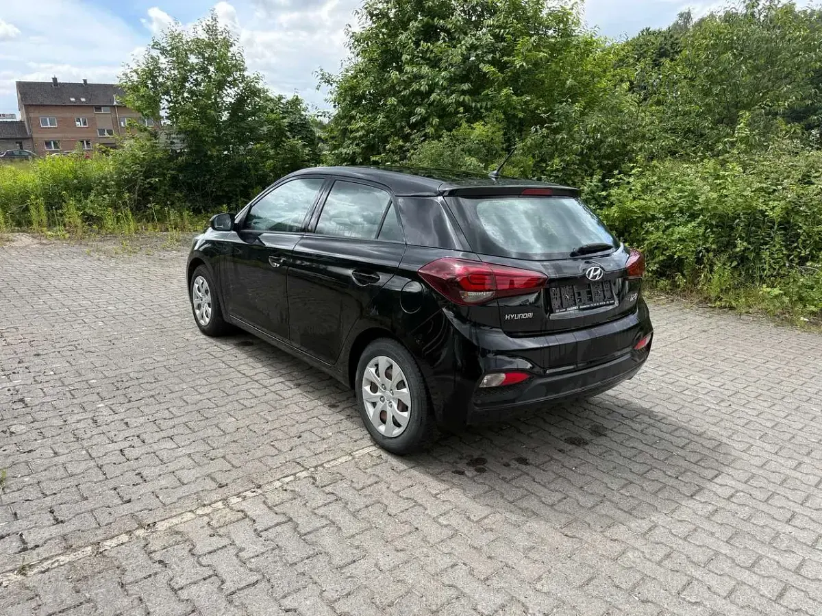 Gebraucht Hyundai i20 Select 75 PS (55 kW) 2019 Phantom black. / mic Kleinwagen