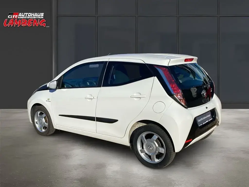 Gebraucht Toyota Aygo X-play 69 PS (50 kW) 2014 Pianosaweiß Kleinwagen