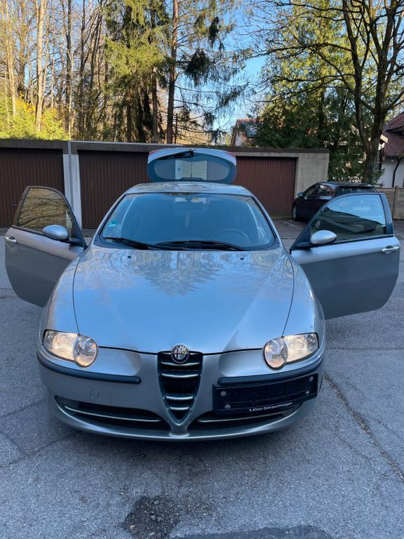 Grau Gebraucht 2002 Alfa Romeo 147 Progression Kleinwagen | 2.300 € (Etwas zu teuer) - Bild 1/4