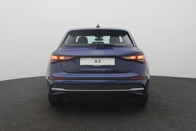 Gebraucht Audi A3 Ambiente 150 PS (110 kW) 2025 Navarrablau metallic Limousine