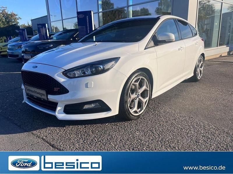 Weiß Gebraucht 2015 Ford Focus ST Limousine | 16.480 € (Fairer Preis) - Bild 1/4