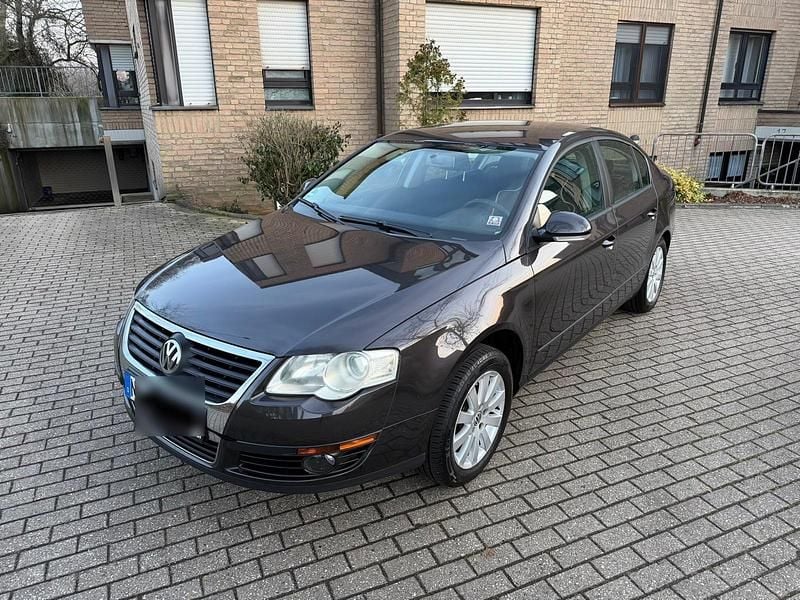 Braun Gebraucht 2010 VW Passat Limousine | 3.950 € (Guter Preis) - Bild 1/4