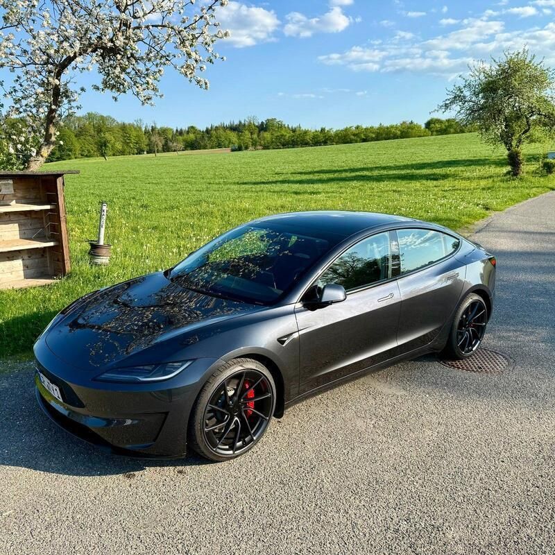 Grau Gebraucht 2024 Tesla Model 3 Performance Limousine | 53.500 € - Bild 1/4