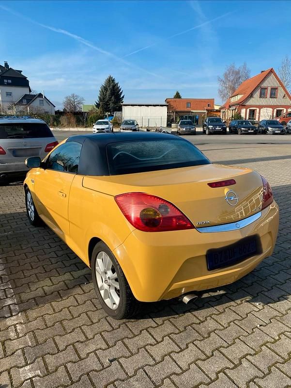 Gebraucht Opel Tigra 125 PS (91 kW) 2004 Gelb Cabrio