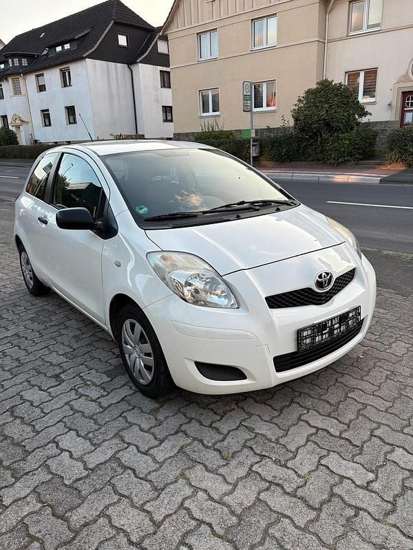 Weiß Gebraucht 2010 Toyota Yaris Kleinwagen | 1.990 € (Guter Preis) - Bild 1/4