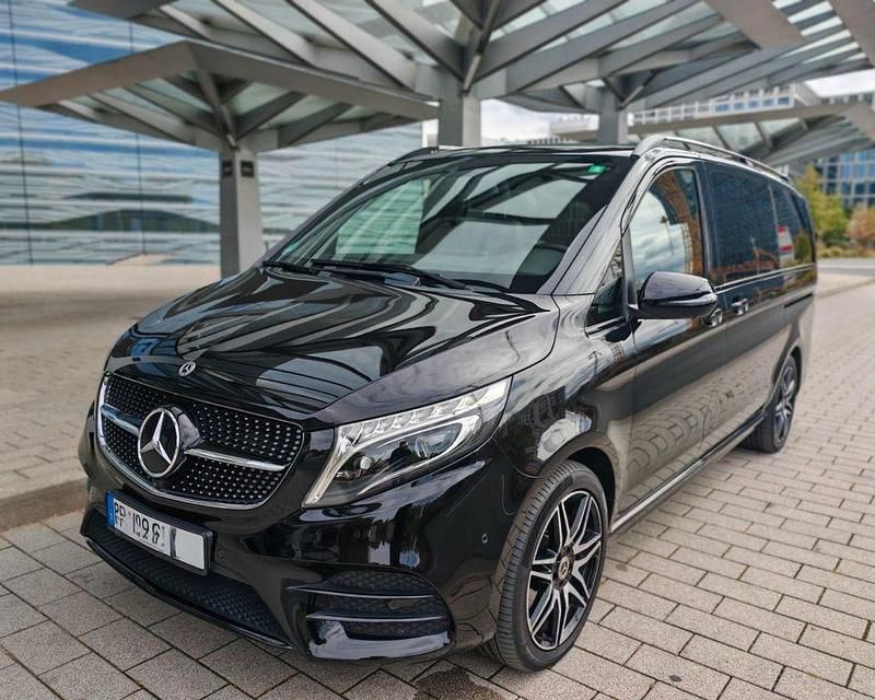 Schwarz Gebraucht 2020 Mercedes V300 AMG line Van / Kleinbus | 54.999 € (Fairer Preis) - Bild 1/4