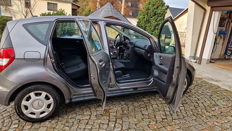 Grau Gebraucht 2011 Mercedes A160 Avantgarde Van / Kleinbus | 5.500 € (Fairer Preis) - Bild 1/4