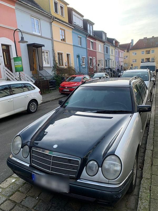 Schwarz Gebraucht 1998 Mercedes E240 Elegance Kombi | 1.800 € (Etwas zu teuer) - Bild 1/4