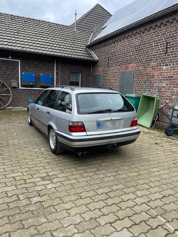 Gebraucht BMW 318 116 PS (85 kW) 1998 Silber Kombi