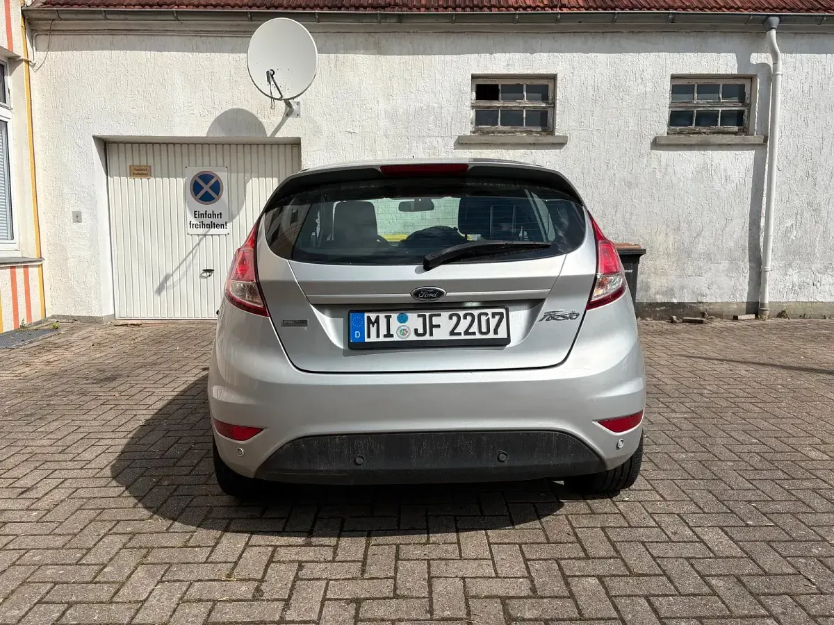 Gebraucht Ford Fiesta 95 PS (69 kW) 2014 Silber Kleinwagen