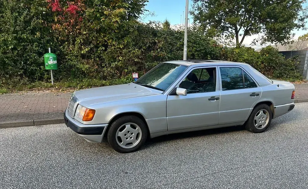 Gebraucht Mercedes E200 136 PS (100 kW) 1993 Silber Limousine