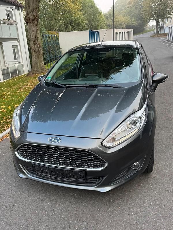 Grau Gebraucht 2016 Ford Fiesta Titanium Kleinwagen | 6.599 € (Guter Preis) - Bild 1/4