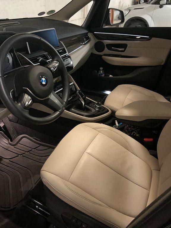 Gebraucht BMW 220 Gran Tourer Luxury Line 178 PS (130 kW) 2023 Schwarz Van / Kleinbus