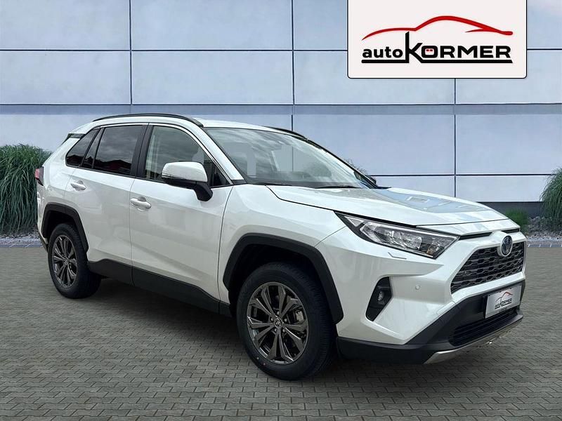 Platinumweiß perleffekt Neu 2025 Toyota RAV4 Hybrid Team SUV | 44.880 € (Fairer Preis) - Bild 1/4