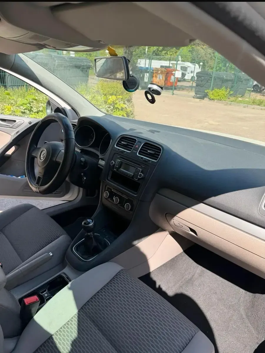 Gebraucht VW Golf VI 105 PS (77 kW) 2011 Weiß Kleinwagen
