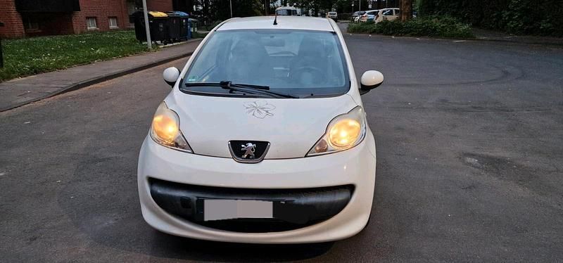 Weiß Gebraucht 2008 Peugeot 107 Kleinwagen | 1.500 € (Fairer Preis) - Bild 1/4