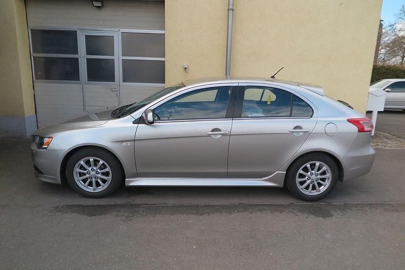 Gebraucht Mitsubishi Lancer Sportback 117 PS (86 kW) 2012 Silber Limousine