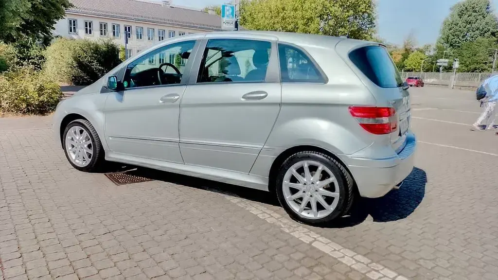 Gebraucht Mercedes B180 116 PS (85 kW) 2012 Silber Kleinwagen