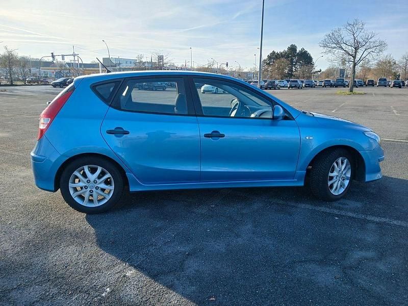 Gebraucht Hyundai i30 Edition+ 105 PS (77 kW) 2012 Blau Limousine