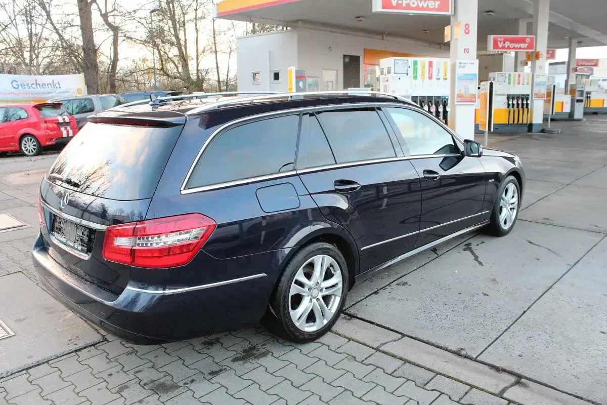 Gebraucht Mercedes E250 204 PS (150 kW) 2011 Blau Kombi