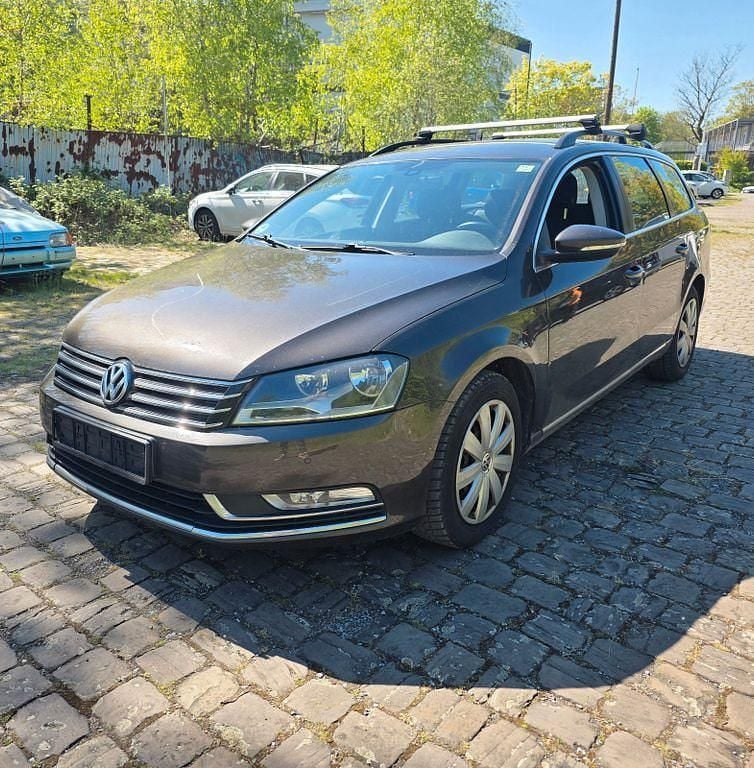 Second-hand VW Passat Exclusive 140 CP (102 kW) 2012 Maro Berlinǎ