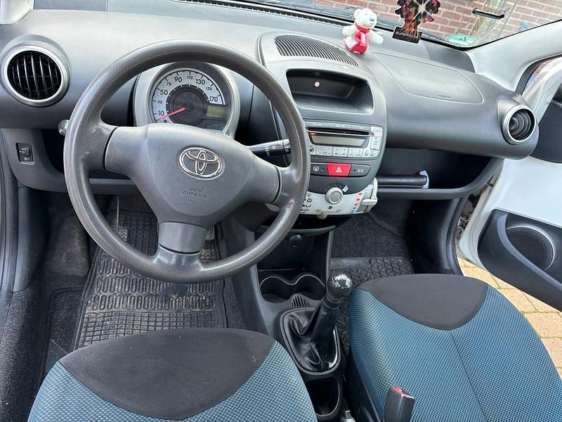 Gebraucht Toyota Aygo 68 PS (50 kW) 2012 Weiß Kleinwagen