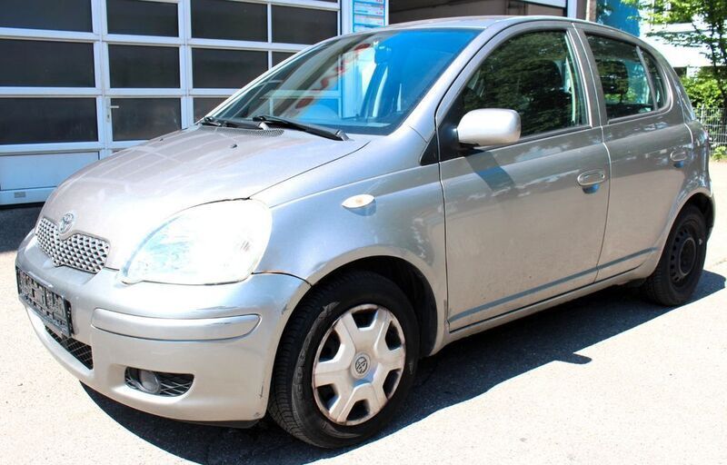 Grau Gebraucht 2005 Toyota Yaris Limousine | 1.999 € (Etwas zu teuer) - Bild 1/4