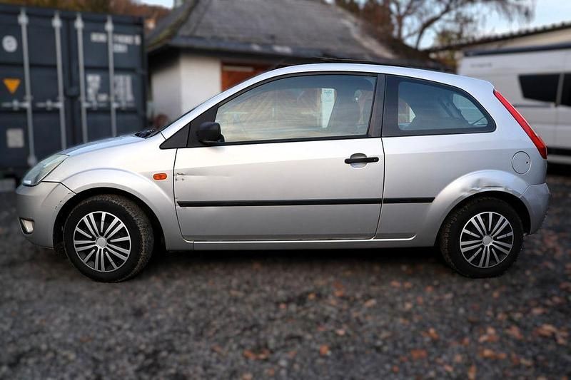 Gebraucht Ford Fiesta Trend 69 PS (50 kW) 2002 Silber Kleinwagen