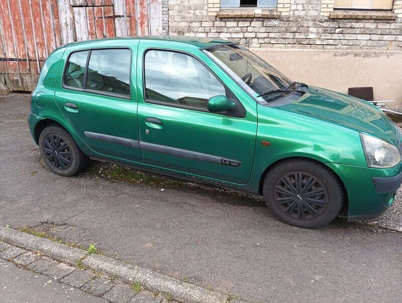 Grün Gebraucht 2001 Renault Clio II Limousine | 600 € (Superpreis) - Bild 1/4