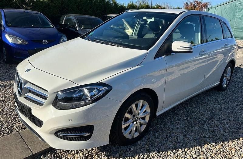 Używany Mercedes B180 109 KM (80 kW) 2018 Biały Minivan