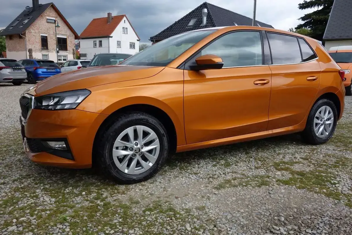 Gebraucht Skoda Fabia Selection 116 PS (85 kW) 2024 Phoenixorange metallic Kleinwagen