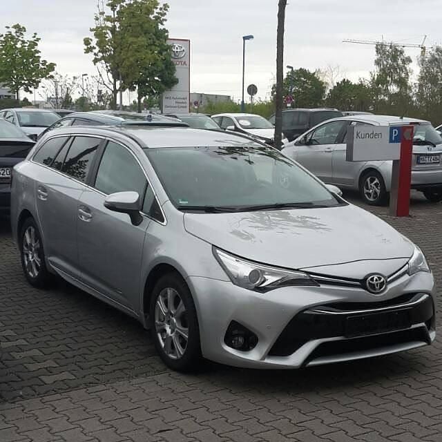 Silber Gebraucht 2015 Toyota Avensis Kombi | 15.000 € (Teuer) - Bild 1/1