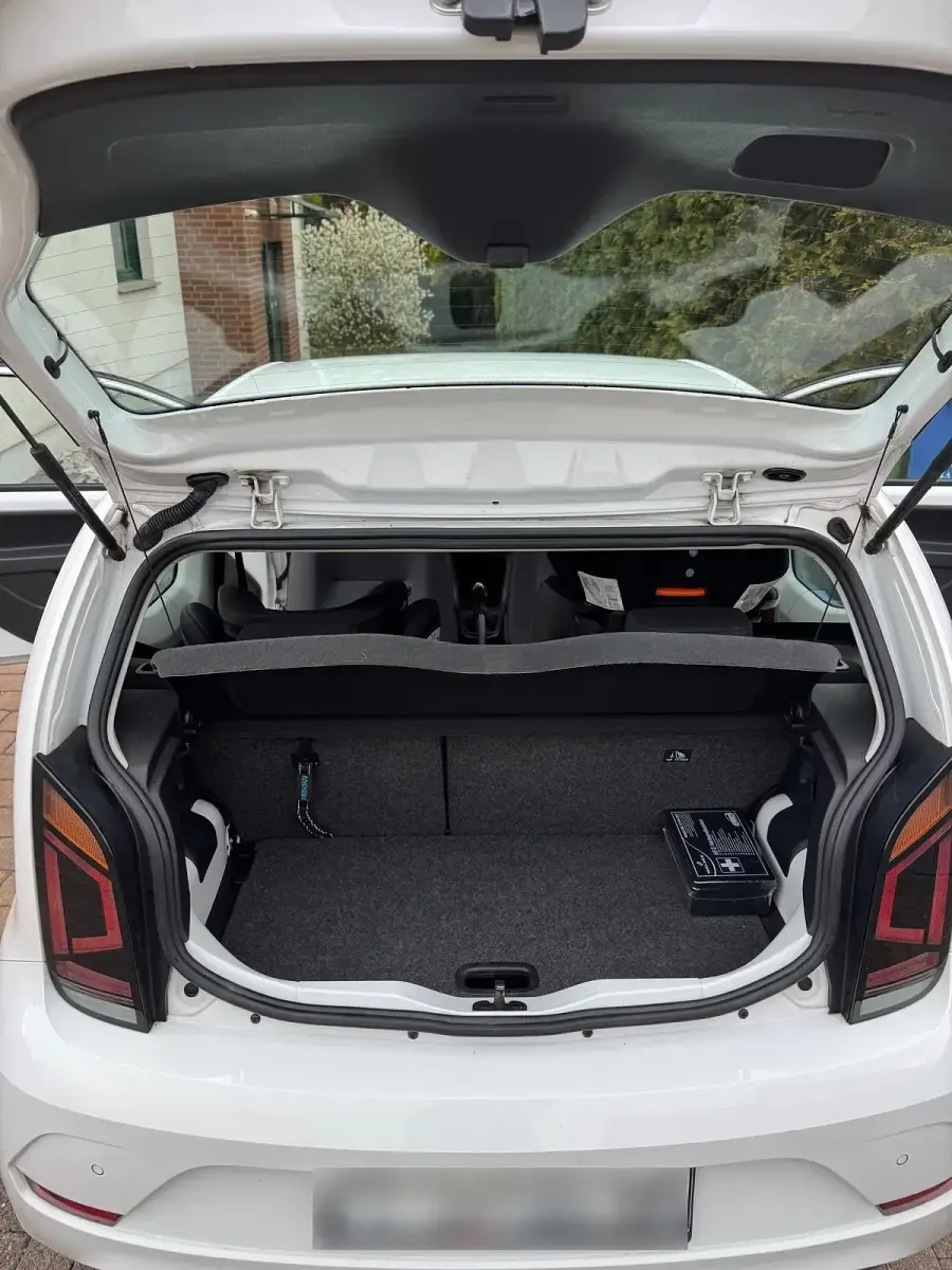 Second-hand VW up! 65 CP (47 kW) 2021 Alb Hatchback