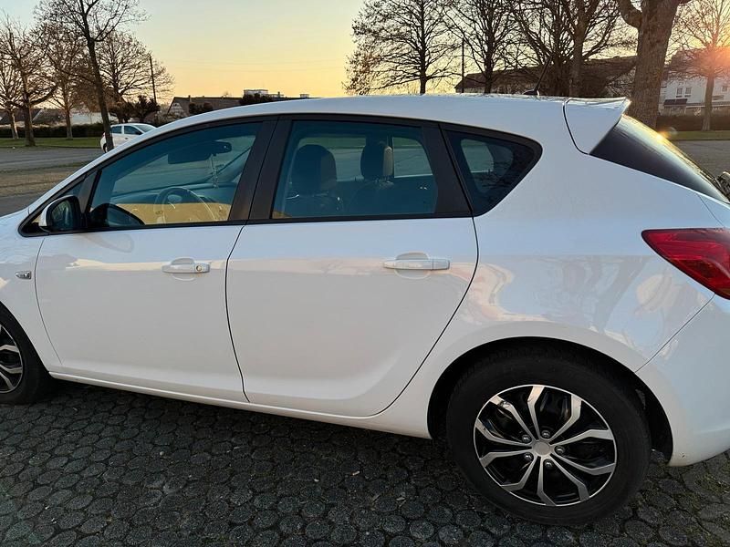 Używany Opel Astra 64 KM (47 kW) 2010 Biały Hatchback