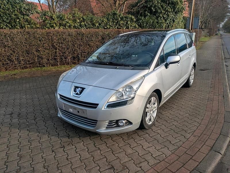 Silber Gebraucht 2012 Peugeot 5008 Kombi | 5.950 € (Guter Preis) - Bild 1/4