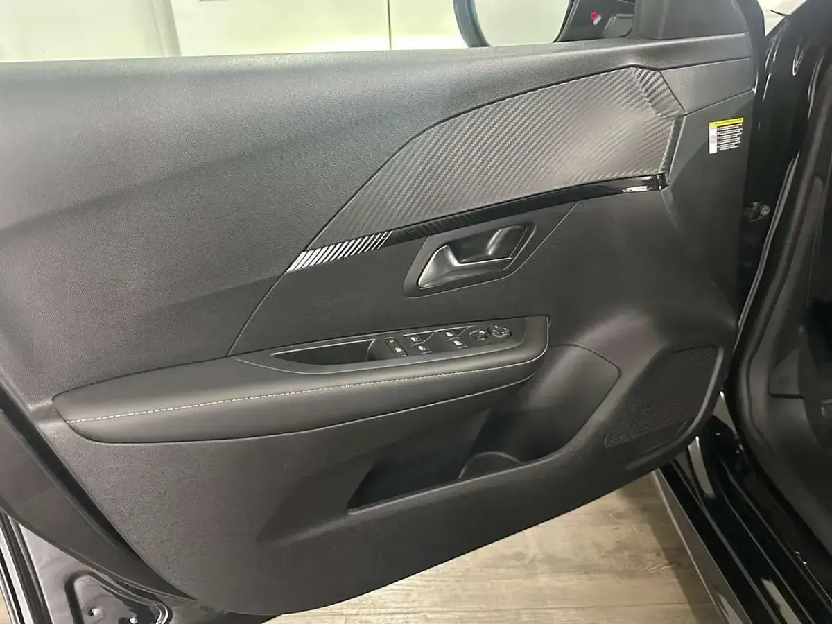 Gebraucht Peugeot 208 Allure 101 PS (74 kW) 2025 Perla nera schwarz Kleinwagen