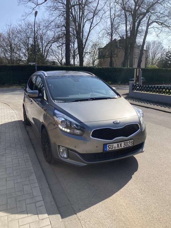 Grau Gebraucht 2016 Kia Carens DREAM-TEAM Edition Van / Kleinbus | 9.900 € (Fairer Preis) - Bild 1/4