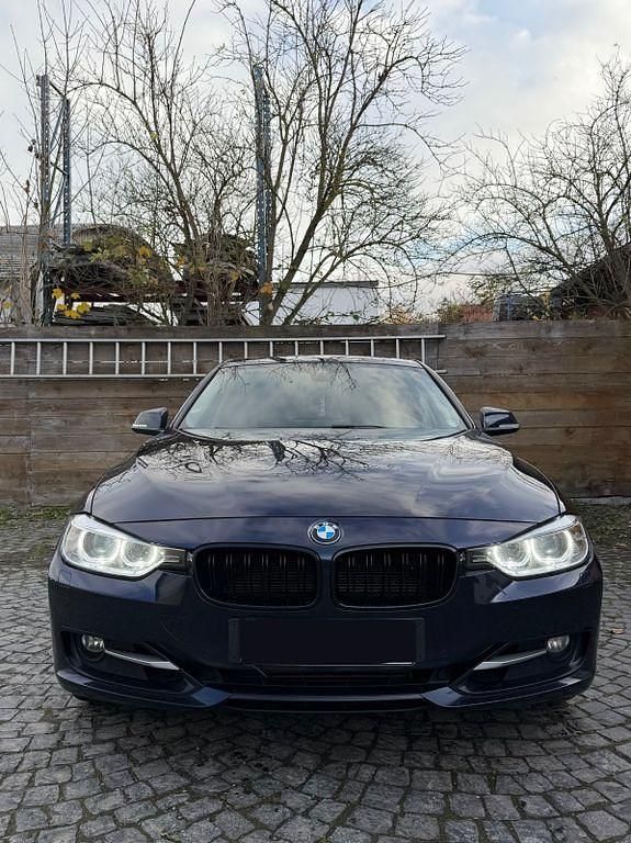 Gebraucht BMW 330 Sport Line 258 PS (189 kW) 2013 Blau Limousine