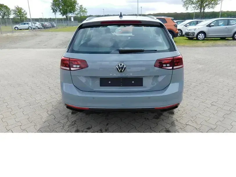 Gebraucht VW Passat 150 PS (110 kW) 2023 Mondsteingrau Kombi