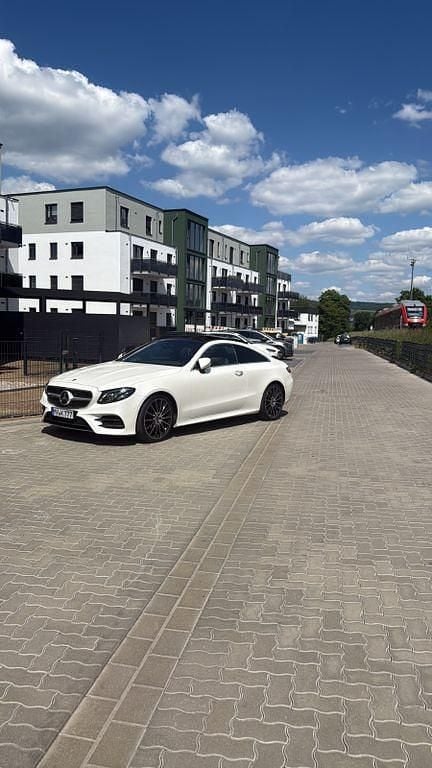Weiß Gebraucht 2018 Mercedes E220 AMG line Coupé | 38.500 € (Teuer) - Bild 1/4