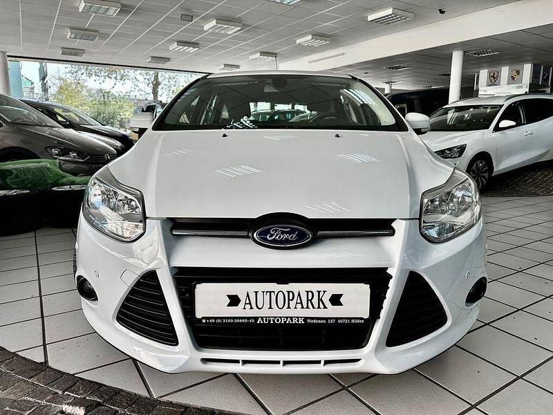 Używany Ford Focus SYNC Edition 125 KM (91 kW) 2014 Biały Sedan/Limuzyna