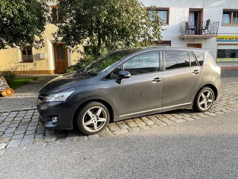 Grau Gebraucht 2013 Toyota Verso Life Van / Kleinbus | 9.999 € (Fairer Preis) - Bild 1/4