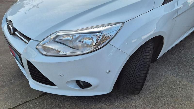 Gebraucht Ford Focus SYNC Edition 125 PS (91 kW) 2013 Weiß Limousine