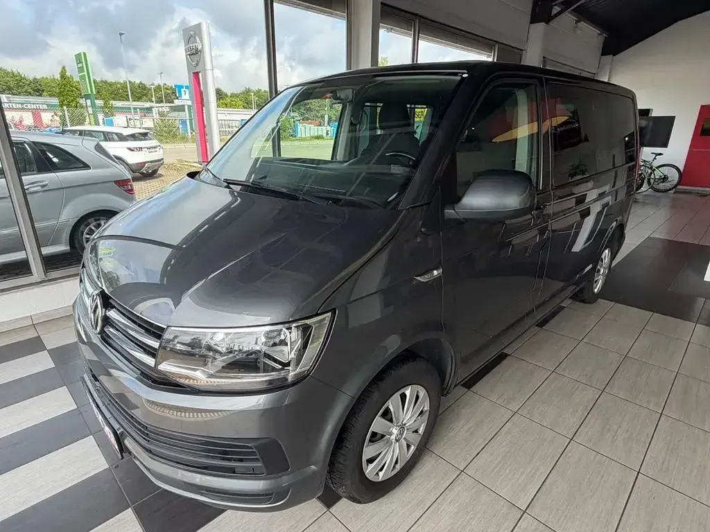 Gebraucht VW Caravelle Comfortline 150 PS (110 kW) 2018 Grau (metallic) Van