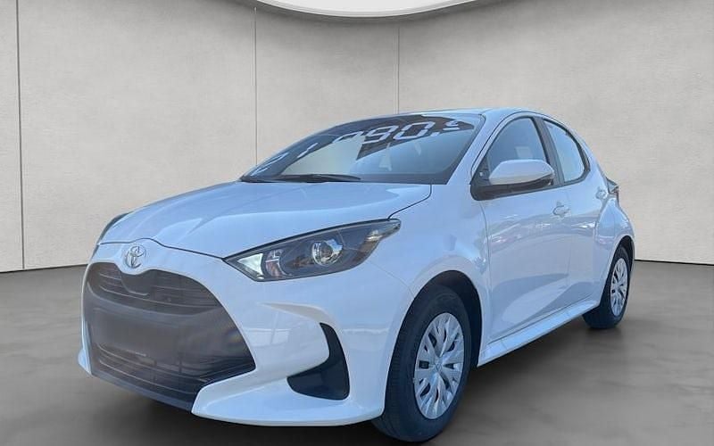 Weiss Neu 2024 Toyota Yaris Hybrid Comfort Limousine | 21.690 € (Superpreis) - Bild 1/4