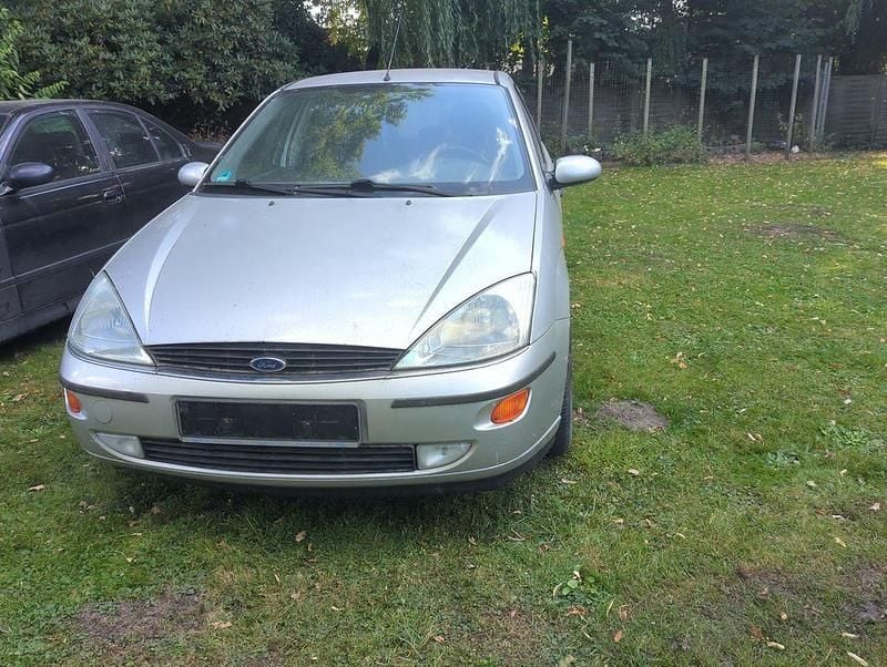 Gebraucht Ford Focus Ghia 116 PS (85 kW) 2001 Silber Limousine