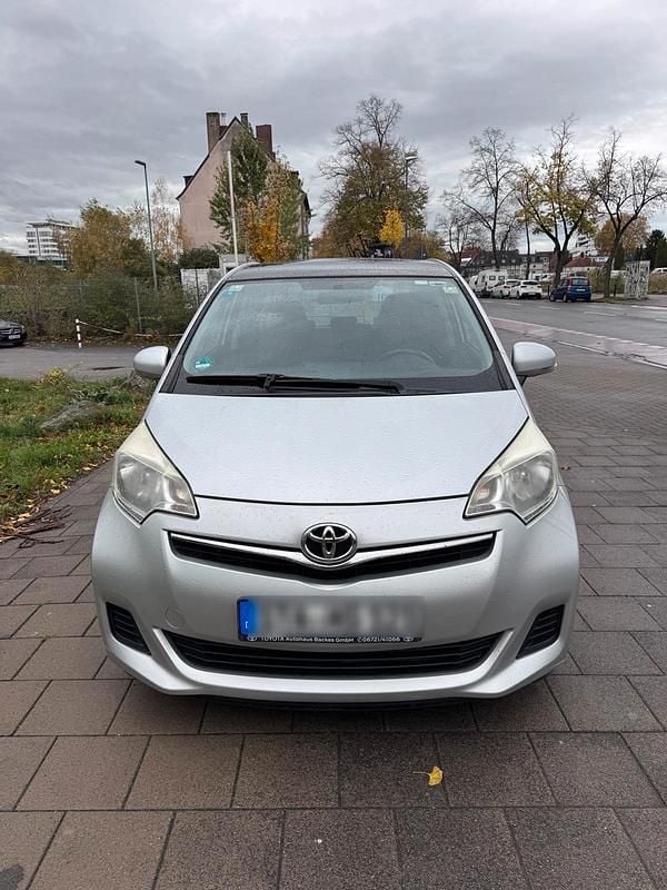 Silber Gebraucht 2013 Toyota Verso-S Kleinwagen | 4.900 € (Superpreis) - Bild 1/4