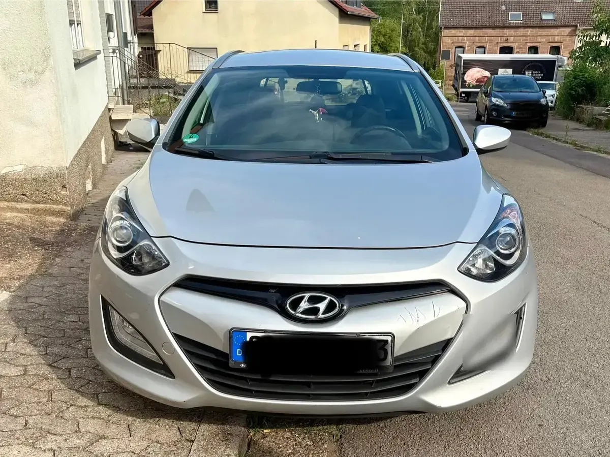 Gebraucht Hyundai i30 110 PS (80 kW) 2013 Silber Kombi