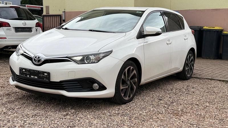 Weiß Gebraucht 2015 Toyota Auris Limousine | 6.900 € (Guter Preis) - Bild 1/4