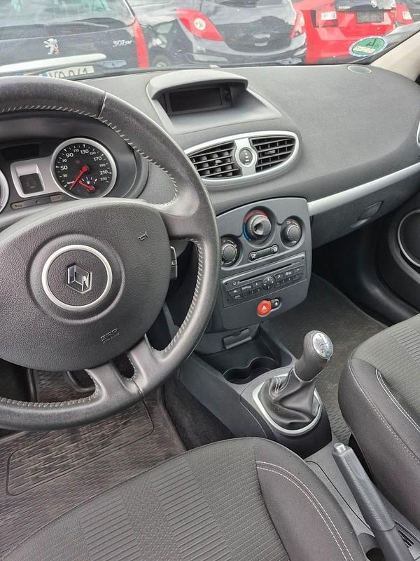 Grau Gebraucht 2010 Renault Clio GrandTour Dynamique Kombi | 4.200 € (Fairer Preis) - Bild 1/4